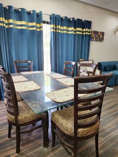 Dinning Table and 6 Chairs in Immaculate Condition