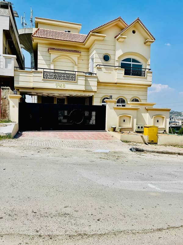 10 Marla D ESIGN E AR H OUSE For Sale in Bahria town phase 8 E Block 0
