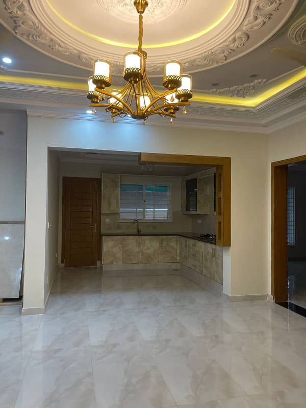 10 Marla D ESIGN E AR H OUSE For Sale in Bahria town phase 8 E Block 7
