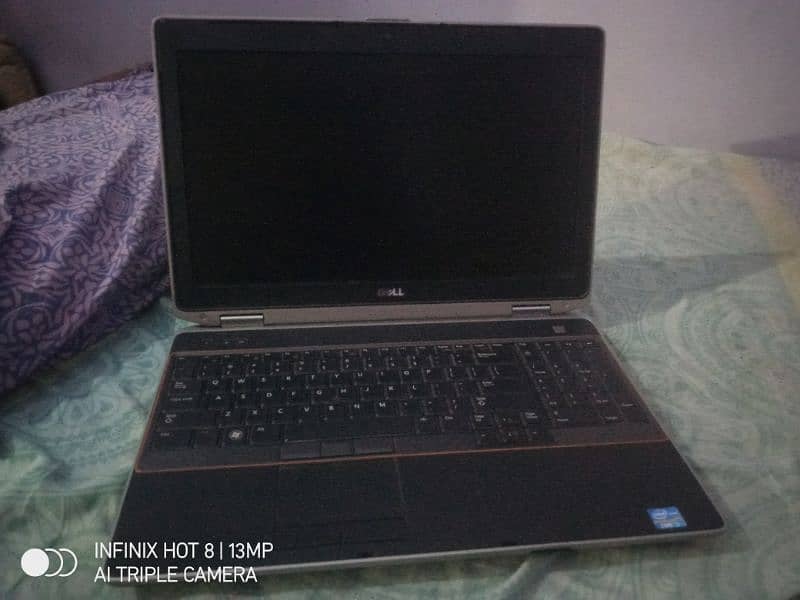 dell laptop with 8gn ram ssd+hhd 6