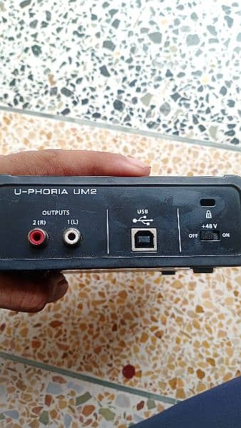 Behringer U-phoria UM2 - Audio interface 3