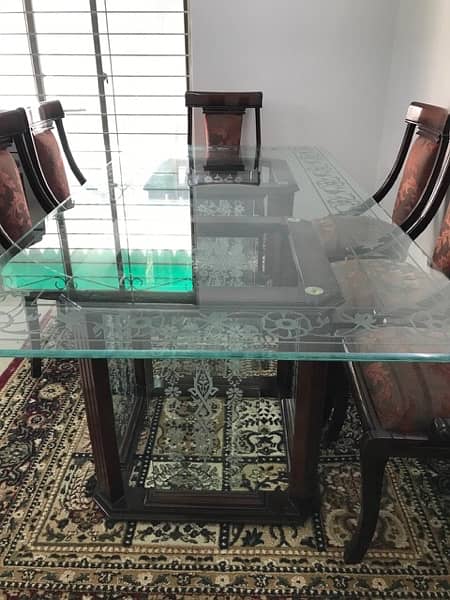 Good condition dinning table with 8 chairs 0