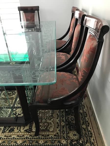 Good condition dinning table with 8 chairs 2