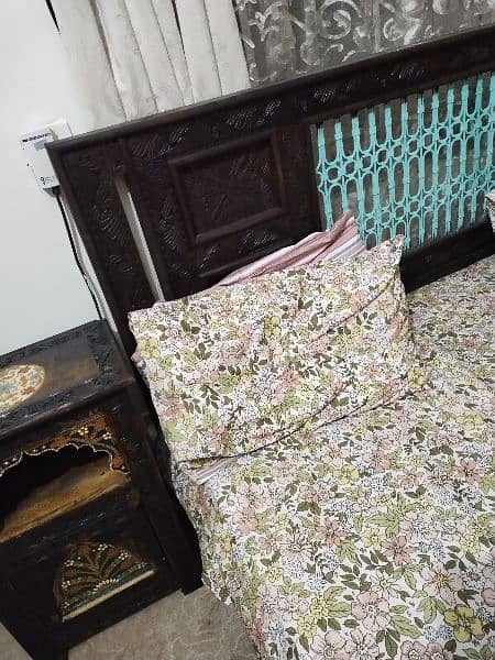 selling a beautiful bed with a mirror 4