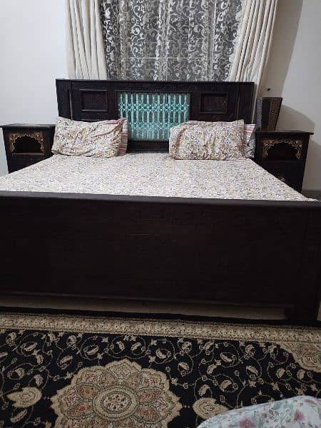 selling a beautiful bed with a mirror 7