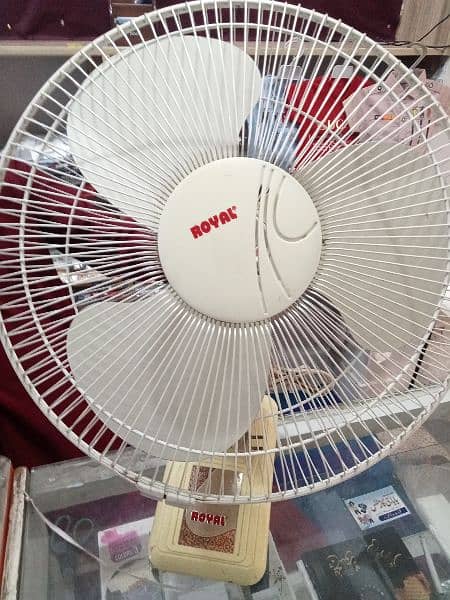 Royal bracket fan in very good condition no repire 0