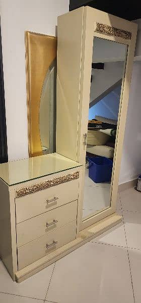 2 side drawers and 1 dressing table for sale 1