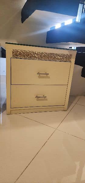 2 side drawers and 1 dressing table for sale 2