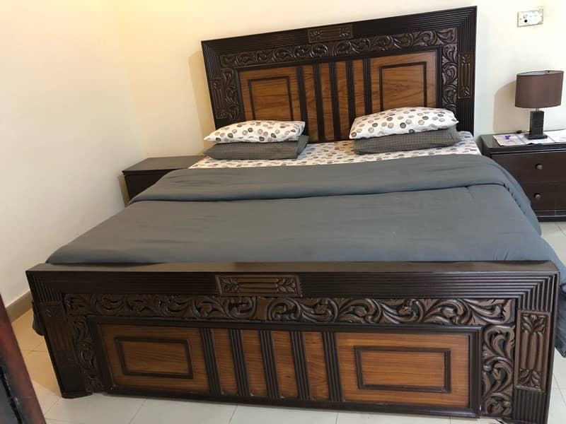 free bed sheets with king size bed 2 side tables and dressing table 0