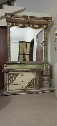 Beautiful Dressing Table, well Maintained , Available For Salr