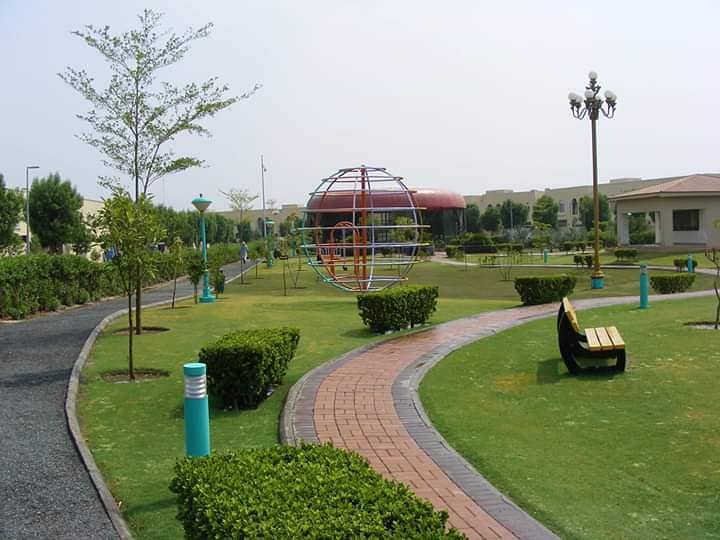 Bahria orchard plot no 886#C near park and zoo prime location plot for sale 17
