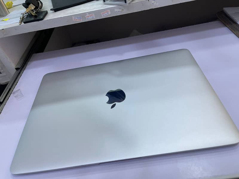 MACBOOK AIR 2016 12INCH LED RAM 8 /ROM 256 CONDITION 10/9.5 2