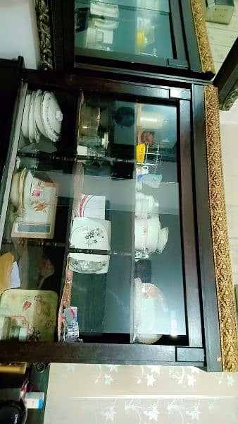 showcase in very good condition 1