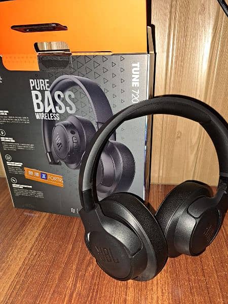 JBL TUNE 720 WIRELESS HEADPHONES 0