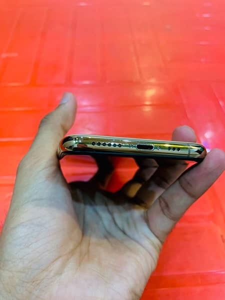 iPhone 11 pro 256gb factory unlocked non pta gold. 7