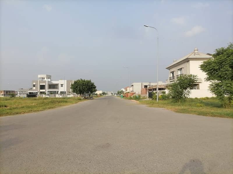 FACING TEN MARLA FIVE MARLA PLOT FOR SALE CORNER 40 FEET ROAD 
WALKING DISTANCE PARK & MARKET 5