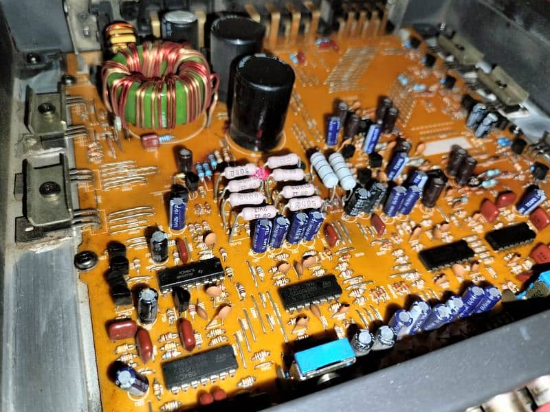 Kenwood KAC-648
4/3/2 channel car amplifier 5