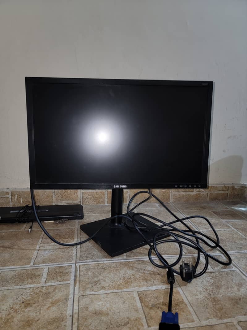 Samsung 24" LED (NC241) 0