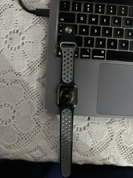 Apple Watch Series 4 Nike Aluminum 40mm 1