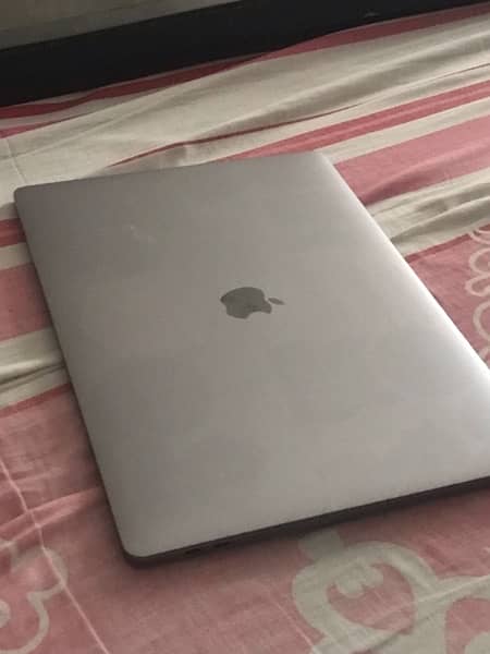 Apple Macbook pro 17 3