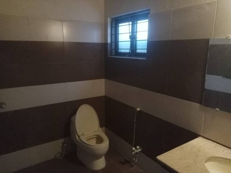 Exclusive. . . 1 Kanal Lower Portion with 3 Bedrooms For Rent in DHA Phase 6 | Book Now 6