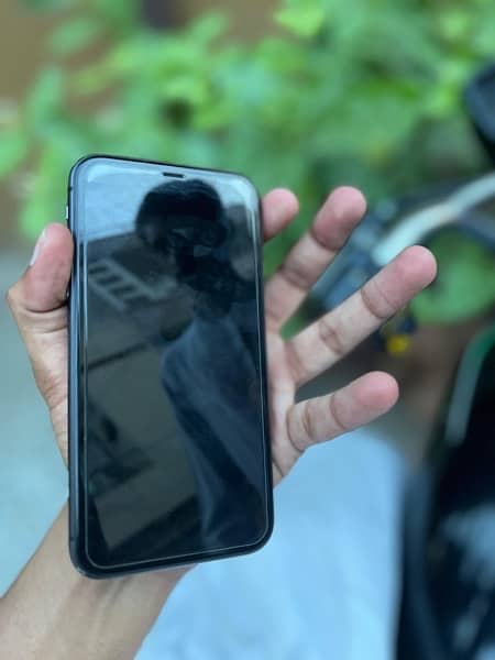 iphone 11 64gb factory waterpack 86%battery urgent sale 4