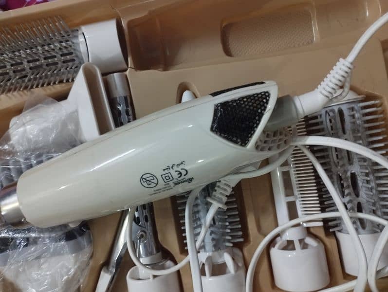blow dryer and hair brushes 8 in 1 for sale 10,000 2