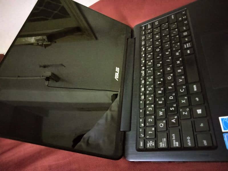 ASUS Touch Screen Slim Laptop 10/10 Condition 12