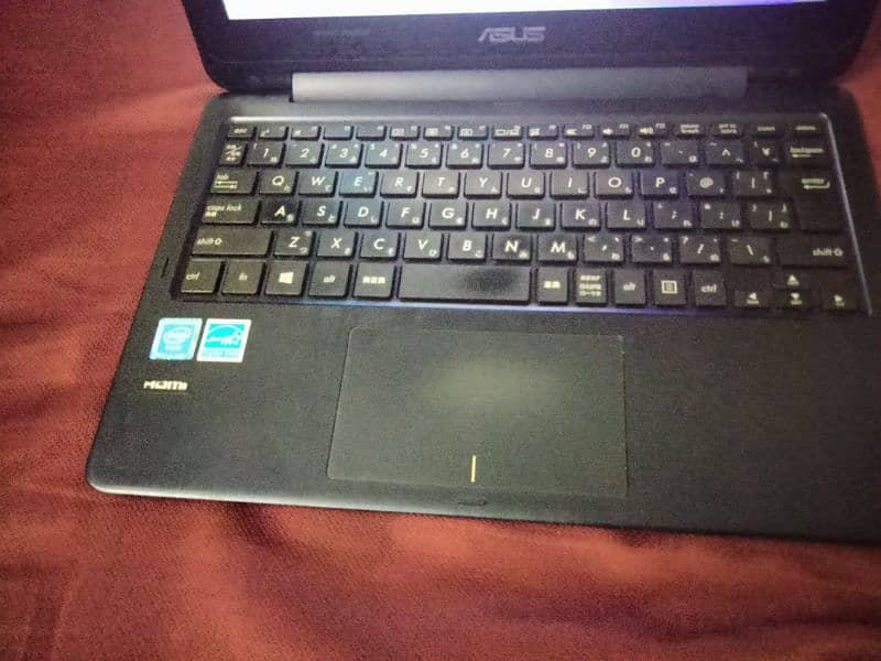 ASUS Touch Screen Slim Laptop 10/10 Condition 17