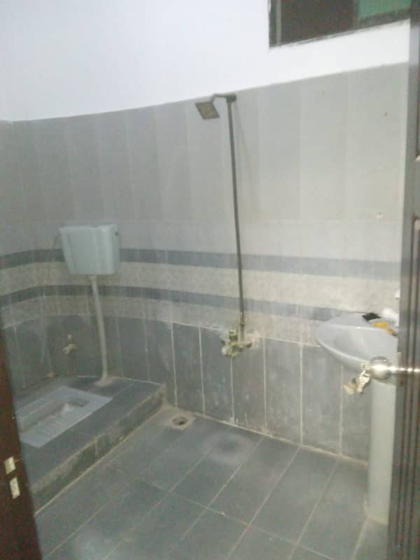 4 bed lounge upper portion WITH ROOF for sale In Gulshan-e-Iqbal 13 d 3 11
