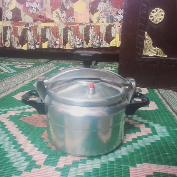 Medium Pressure Cooker 0