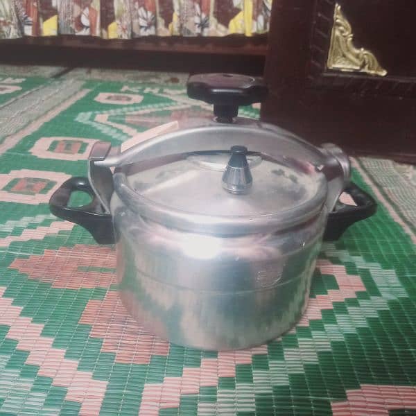 Medium Pressure Cooker 3