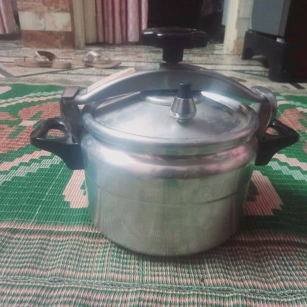 Medium Pressure Cooker 5