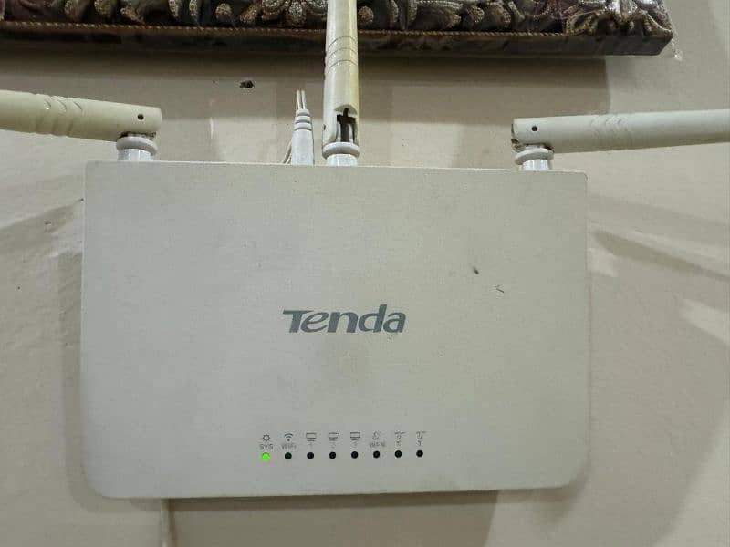 Tenda wifi router with adopter 1