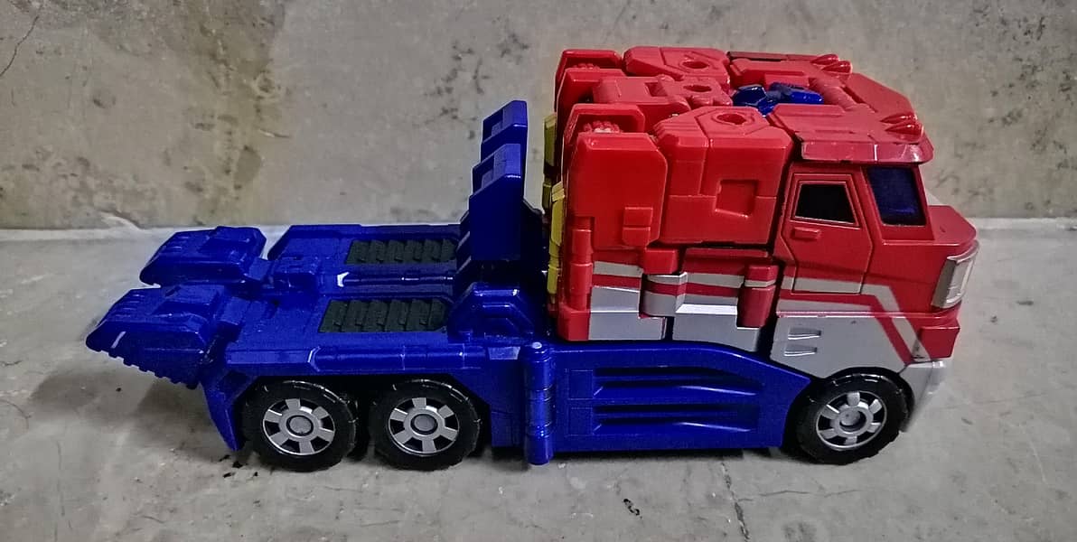 Transformers Optimus Prime Voyager Class Official Action Figure Toy 6