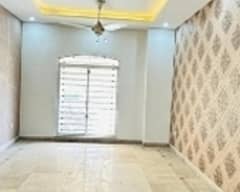 10 Marla flat for sale in paragon City 0