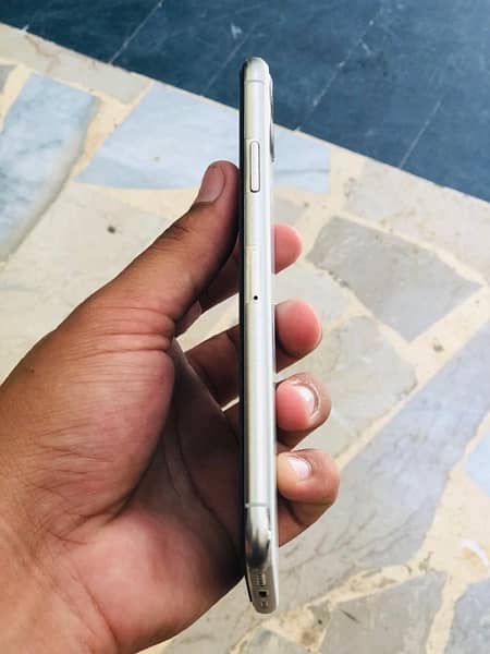 selling Iphone 11 pro max (approved ) 6