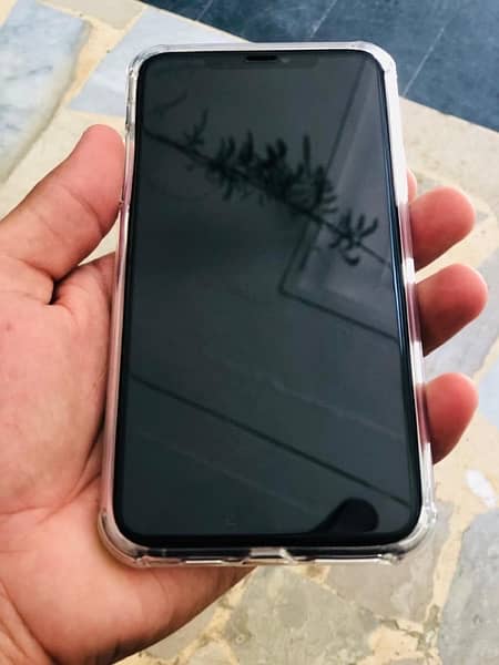selling Iphone 11 pro max (approved ) 8