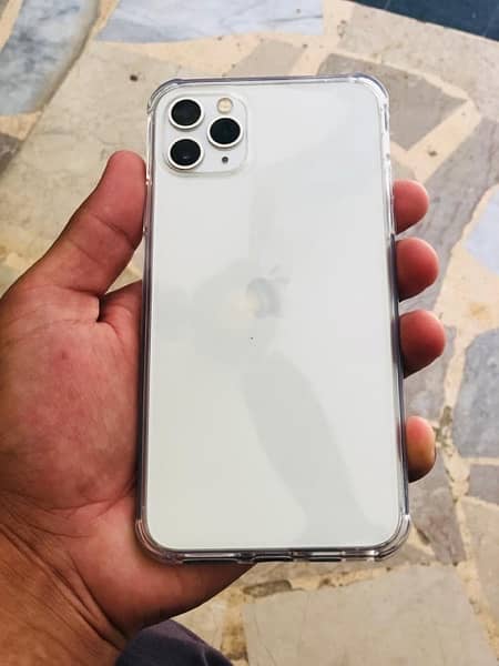 selling Iphone 11 pro max (approved ) 9