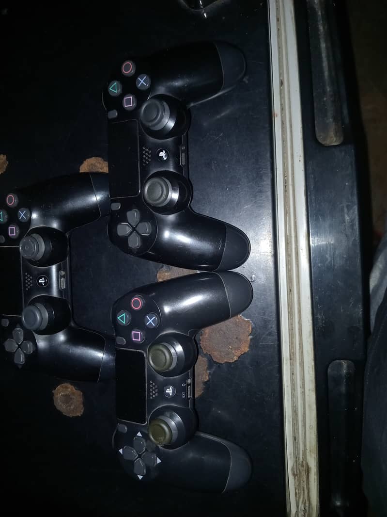 Used ps4 with 3 controllers 3
