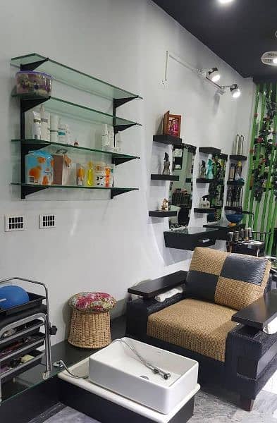 Required female staff fr beauty Parlour 5