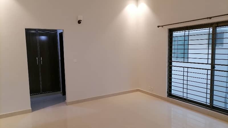 15 Marla House Ideally Situated In DHA Defence - Villa Community 4