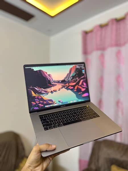 Macbook pro 2017 15’inch 0
