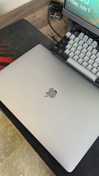 Macbook pro 2017 15’inch 1