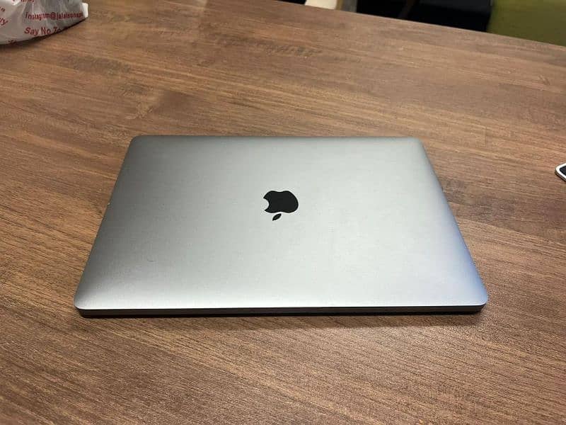 MacBook pro 2019 with touchbar 0