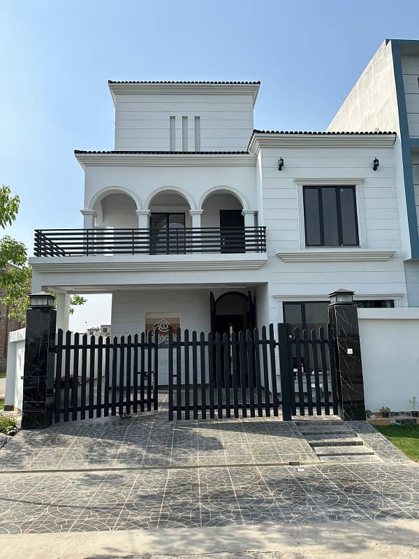 10 Marla Brand New house For Sale And Direct Meeting With Owner In Park View City Lahore. 0