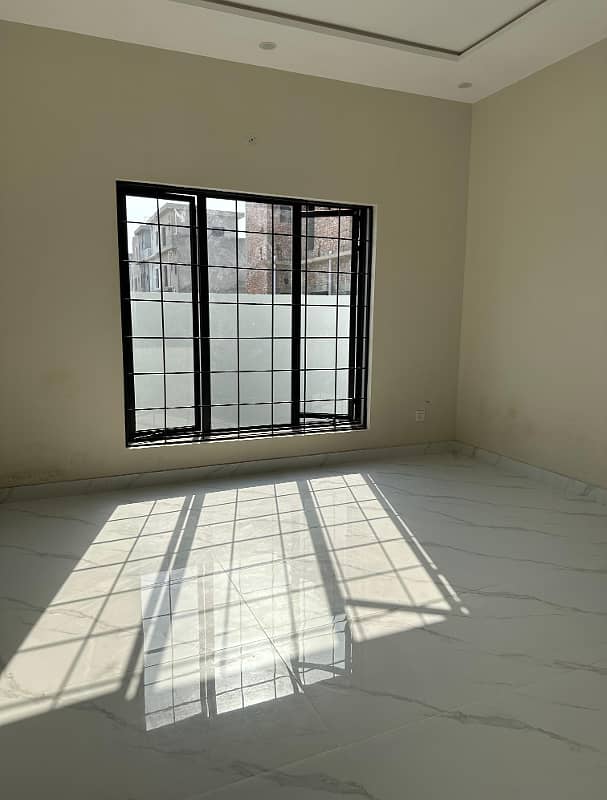10 Marla Brand New house For Sale And Direct Meeting With Owner In Park View City Lahore. 7
