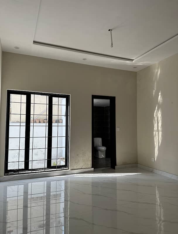 10 Marla Brand New house For Sale And Direct Meeting With Owner In Park View City Lahore. 10