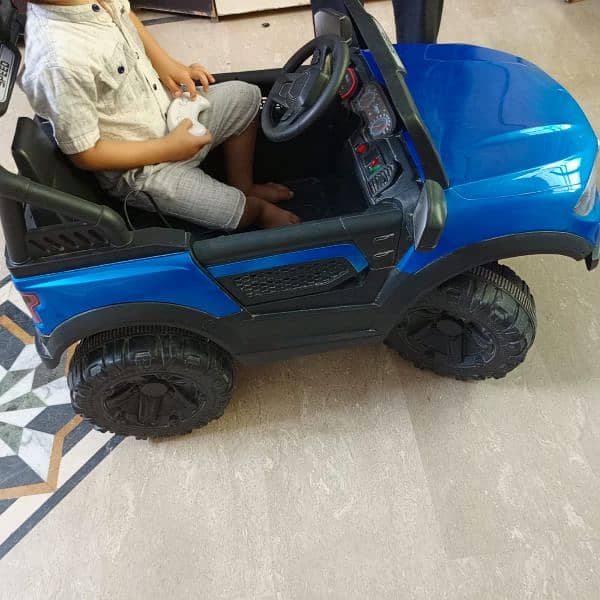 few months used battery/self operated kids car on sale urgent sale 3