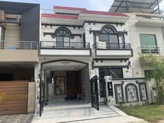 5 MARLA BEAUTIFULLY DESIGNED HOUSE IN BLOCK "L" IS AVAILABLE FOR SALE 
DIRECT OWNER 0